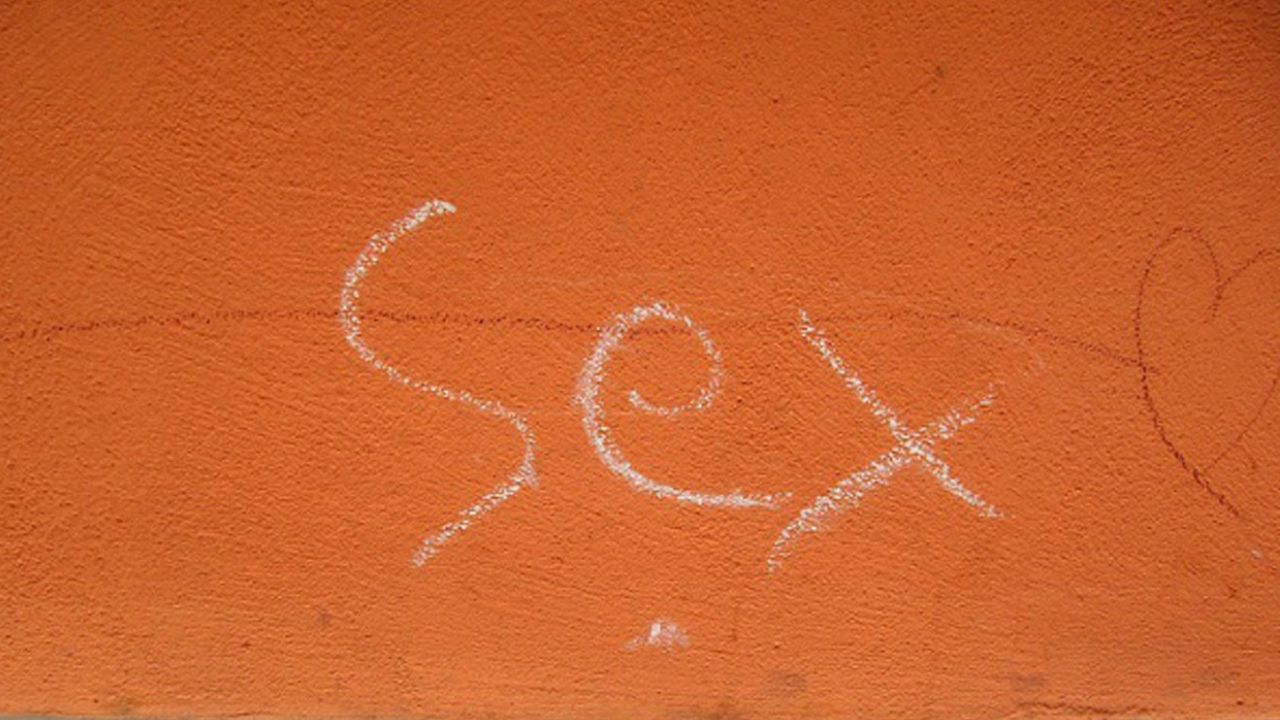 sex scritto sul muro.